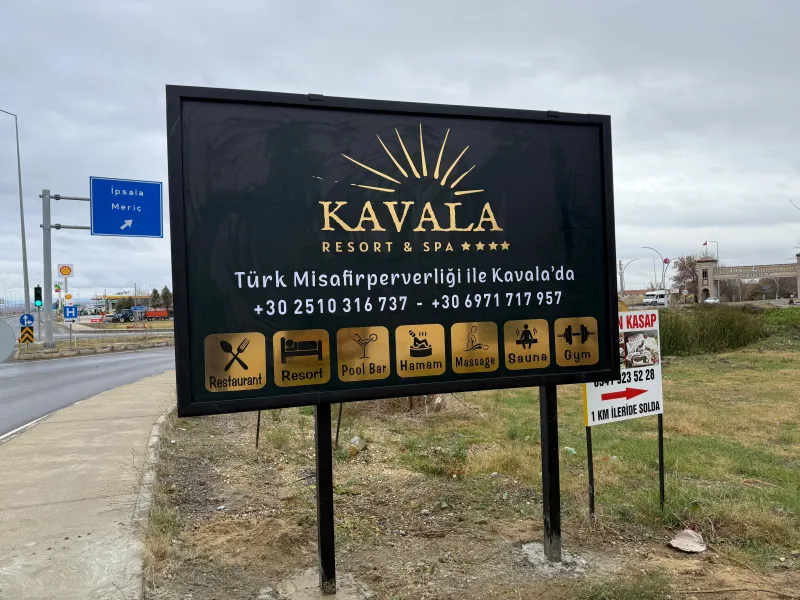 Kavala Resort & Spa Çift direkli billboard totem — Keşan Reklam Tabela