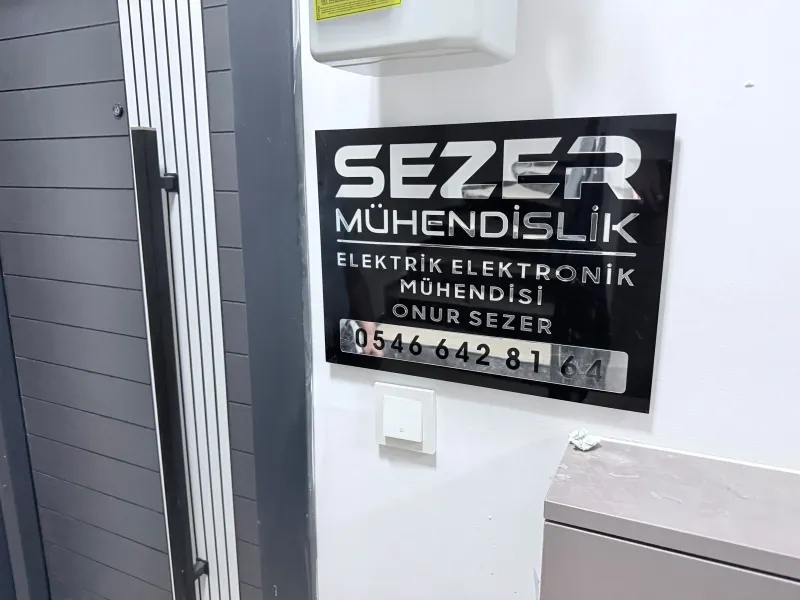 Sezer Mühendislik Pleksi kapı tabelası — Keşan Reklam Tabela